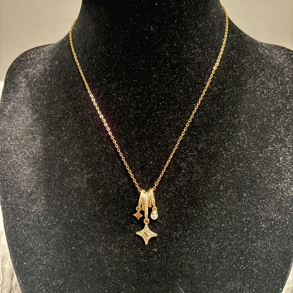 Elegant Gold Pendant Necklace